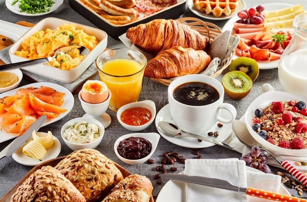 Hilton Jaipur Hotel Екстериор снимка A continental breakfast