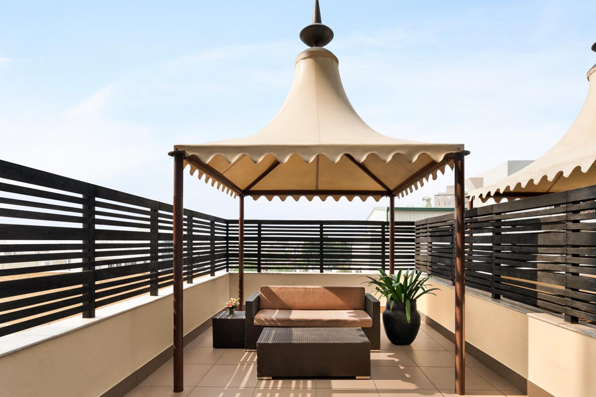 Hilton Jaipur Hotel Екстериор снимка A pergola on a rooftop