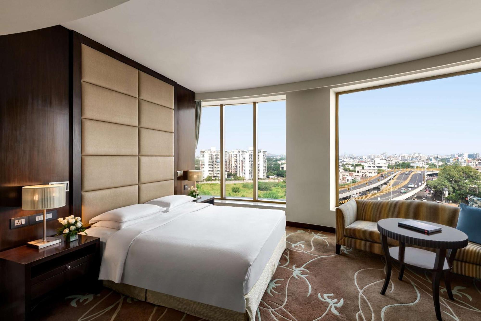 Hilton Jaipur Hotel Екстериор снимка A guest room at the hotel
