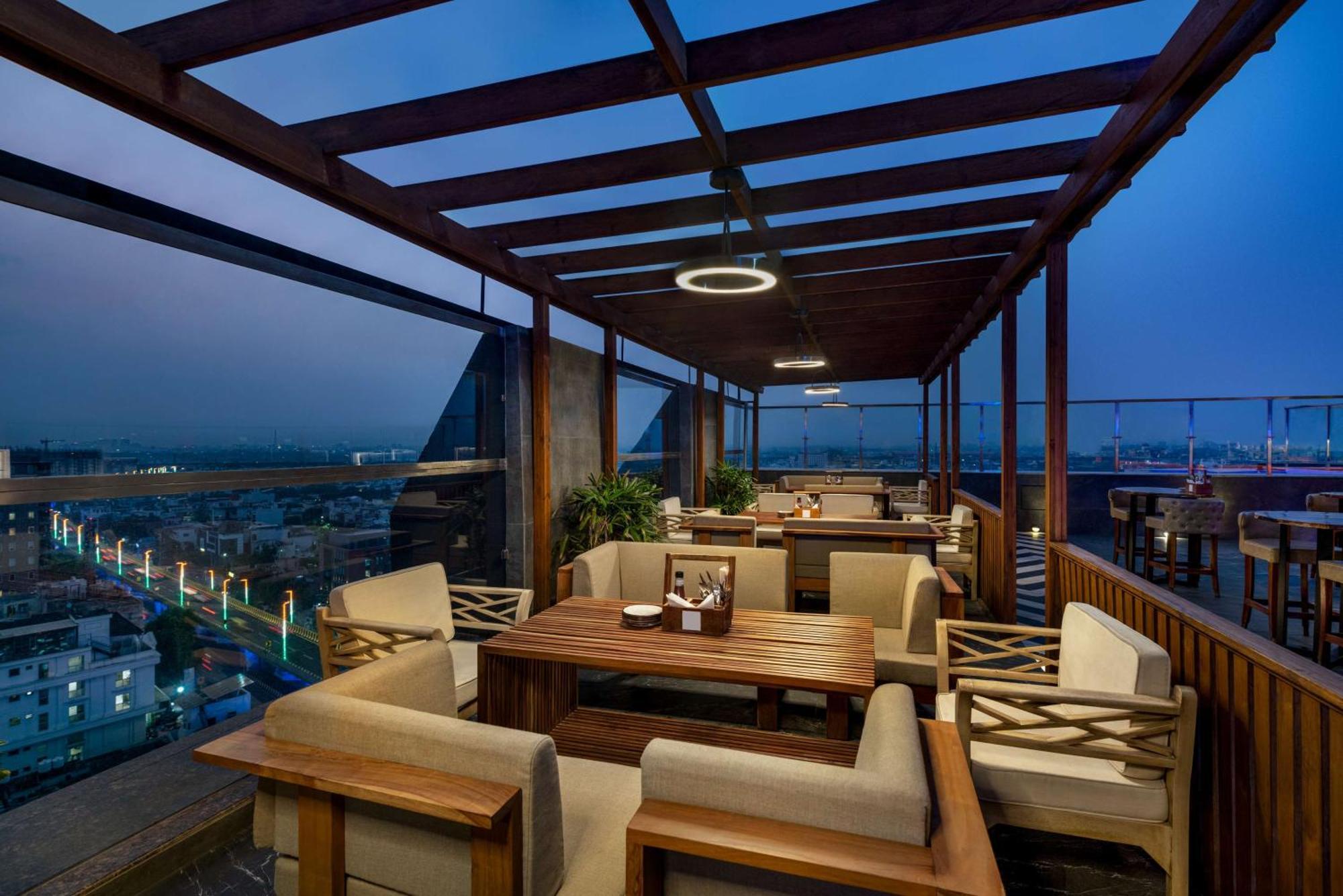 Hilton Jaipur Hotel Екстериор снимка The Terrace at the Park